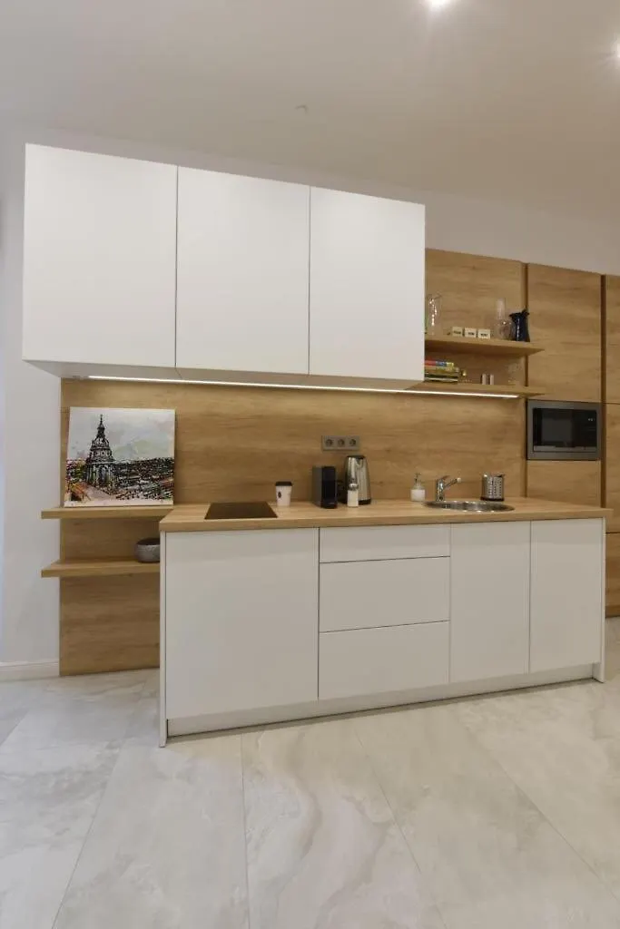 Stylish Comfy Suite W Balcony In Downtown Budapest Apartment