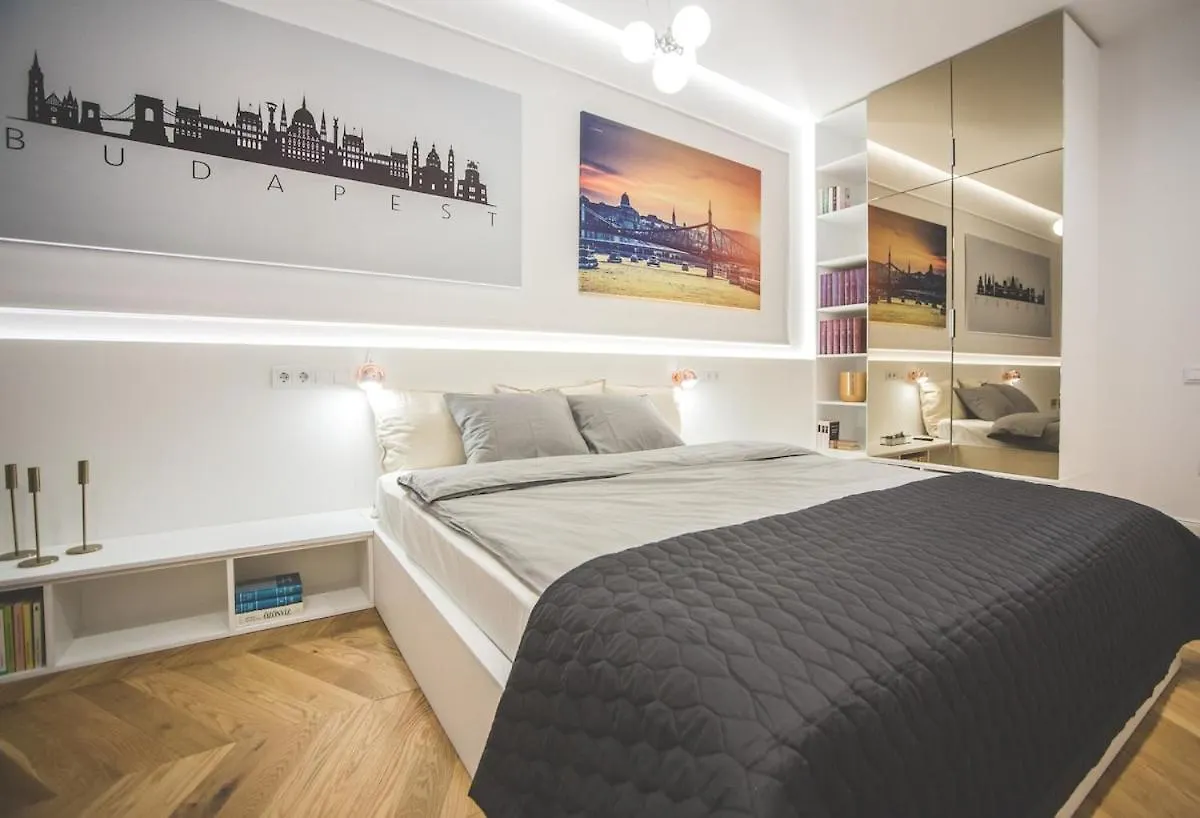 Stylish Comfy Suite W Balcony In Downtown location